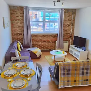Flat 3 Lovely Spacious Available For Guests Parking Wifi Apartment